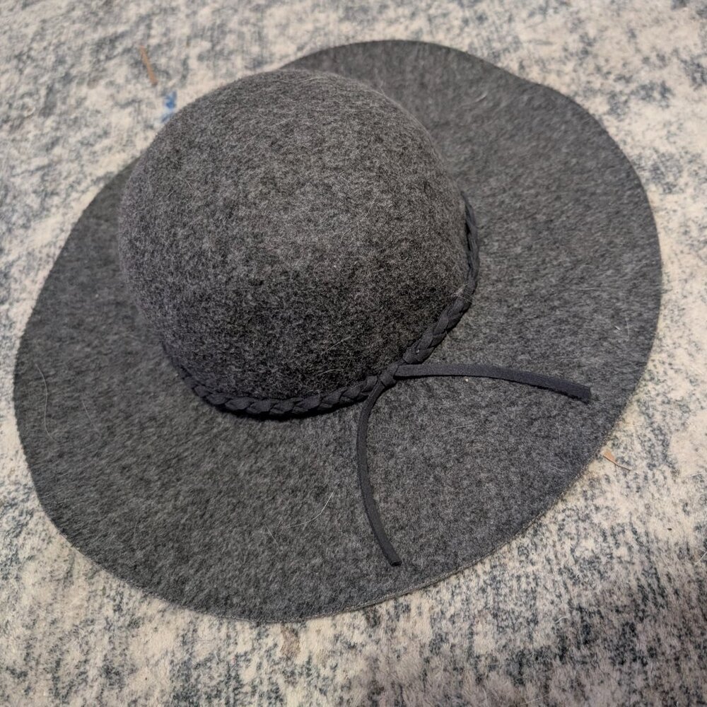 Wide brimmed hat